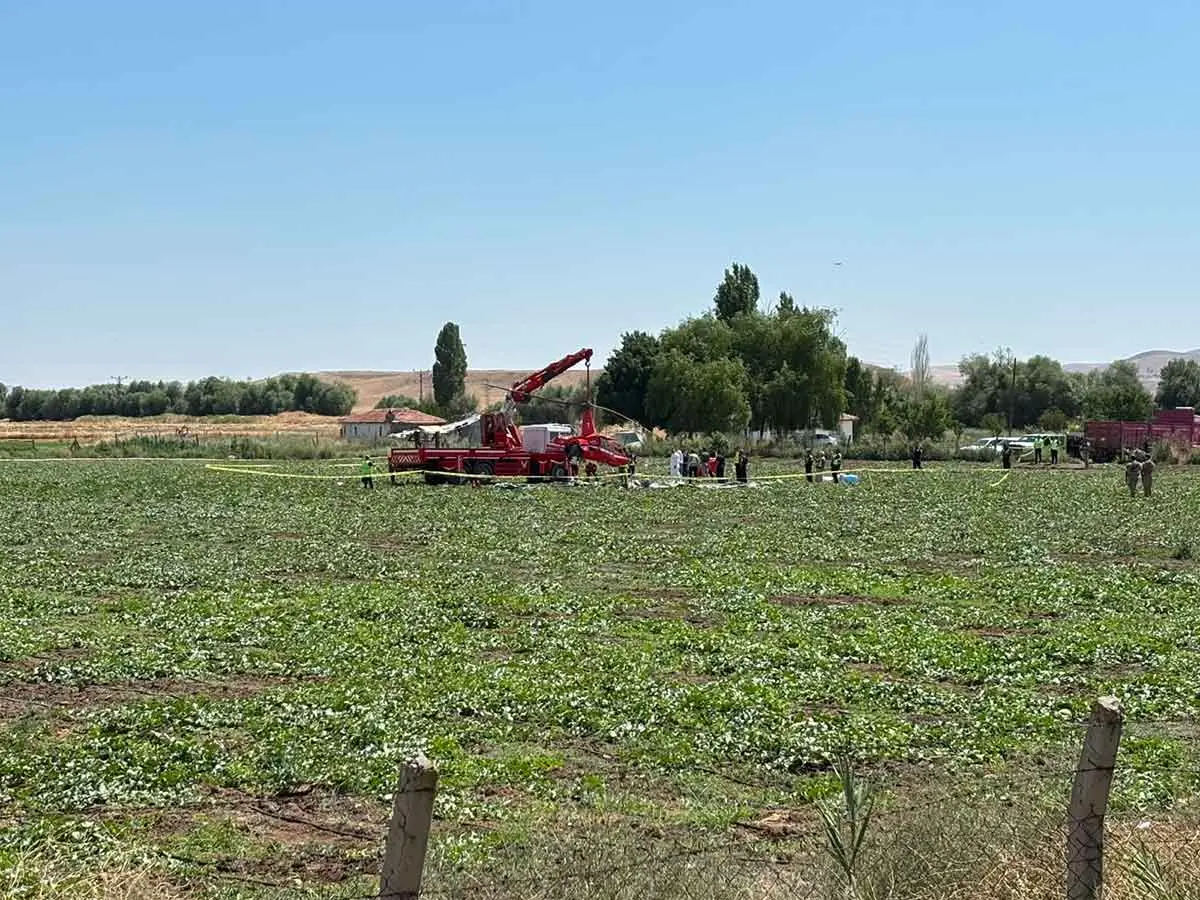Düşen eğitim helikopteri vinçle kaldırıldı