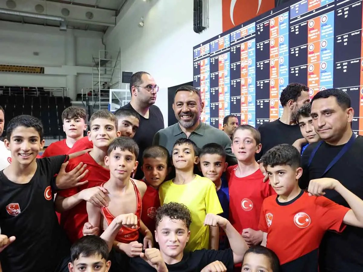 Yerlikaya, Ankara'daki Minikler Güreş Şampiyonasını izledi