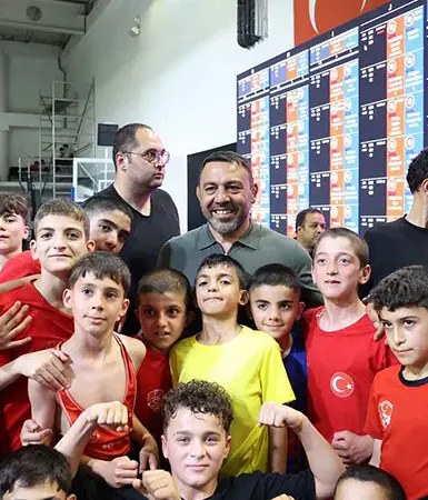 Yerlikaya, Ankara'daki Minikler Güreş Şampiyonasını izledi