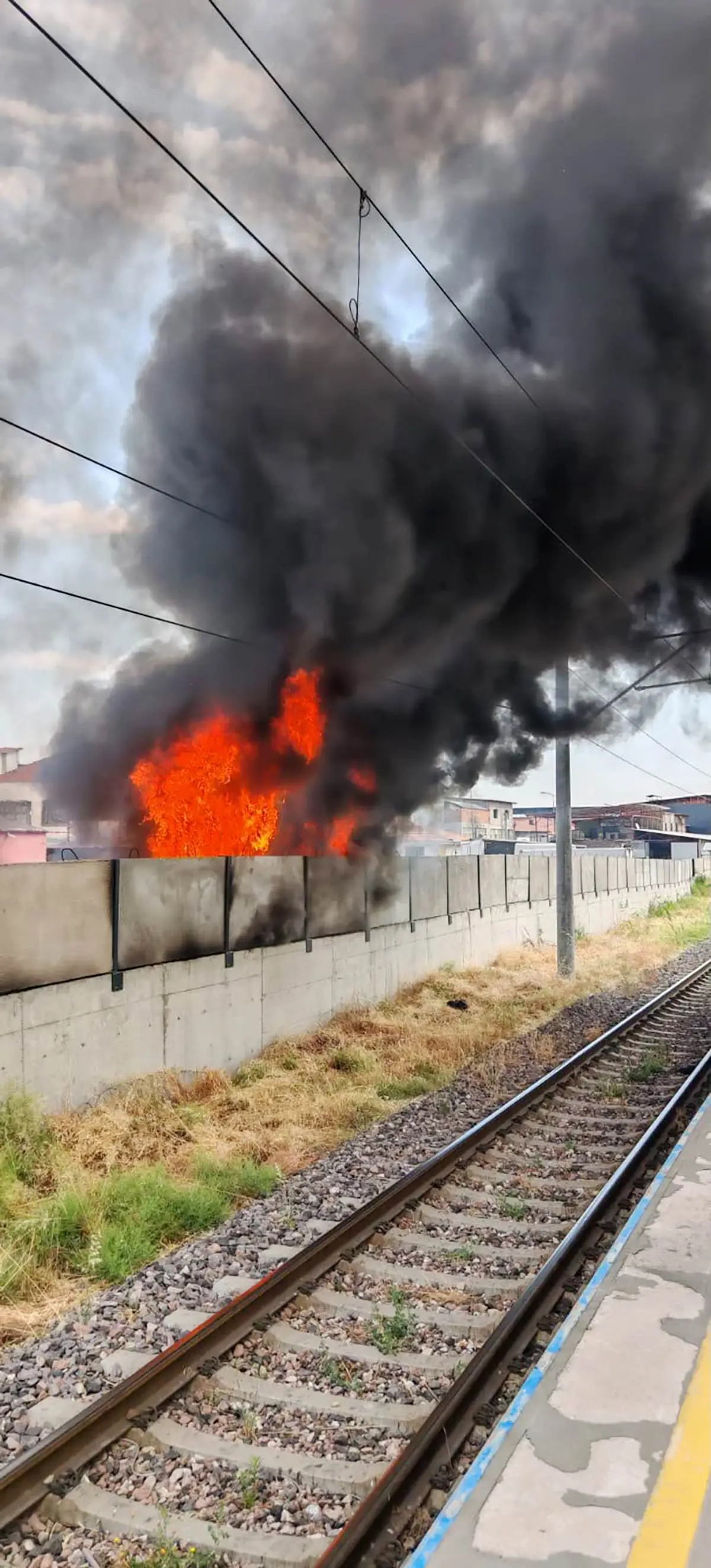 Sincan’da boş arazideki yangın tren istasyonuna sıçradı