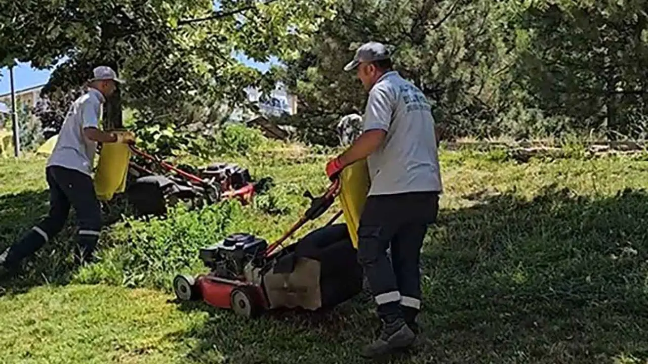 Altındağ'da parklarda yoğun mesai