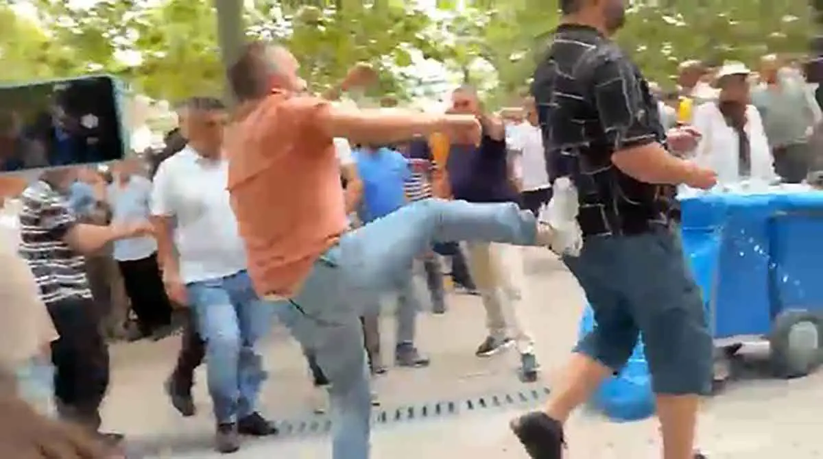 Cuma namazı çıkışında 'Yeni Parti' arbedesi yaşandı