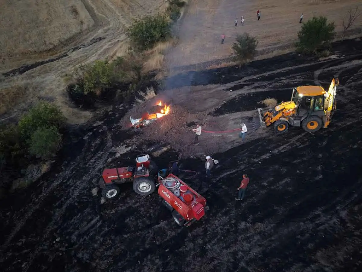 Ankara'da alev alan araç yangına neden oldu