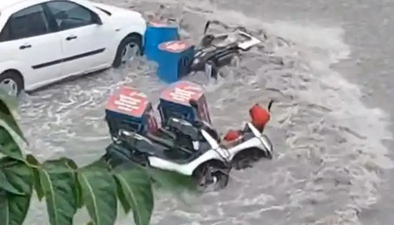 Ankara’da sağanak sele döndü: Motosikletler sürüklendi