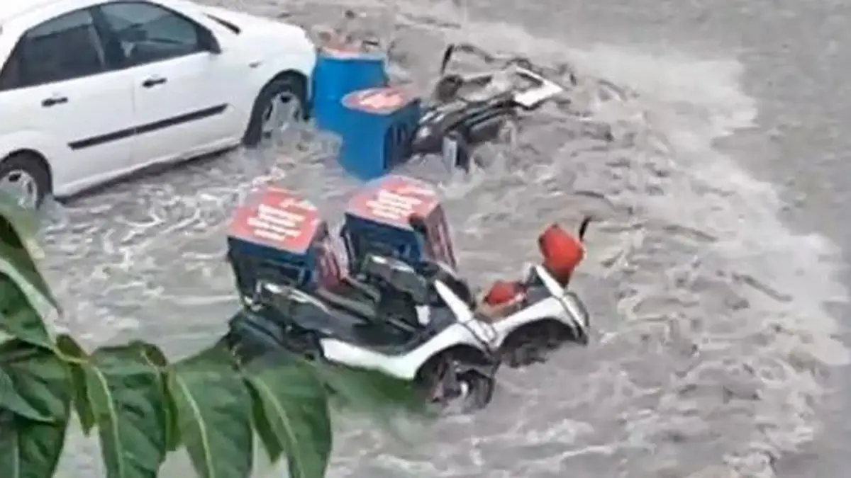 Ankara’da sağanak sele döndü: Motosikletler sürüklendi
