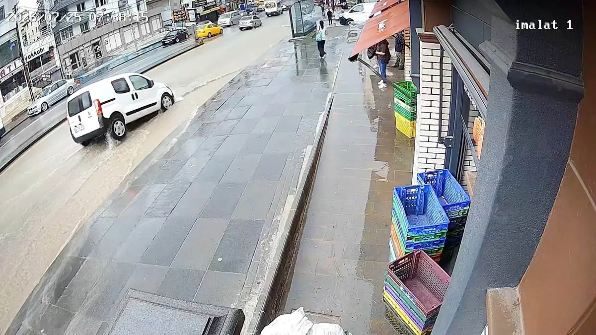Mamak’ta çöken yola düşen araç kamerada