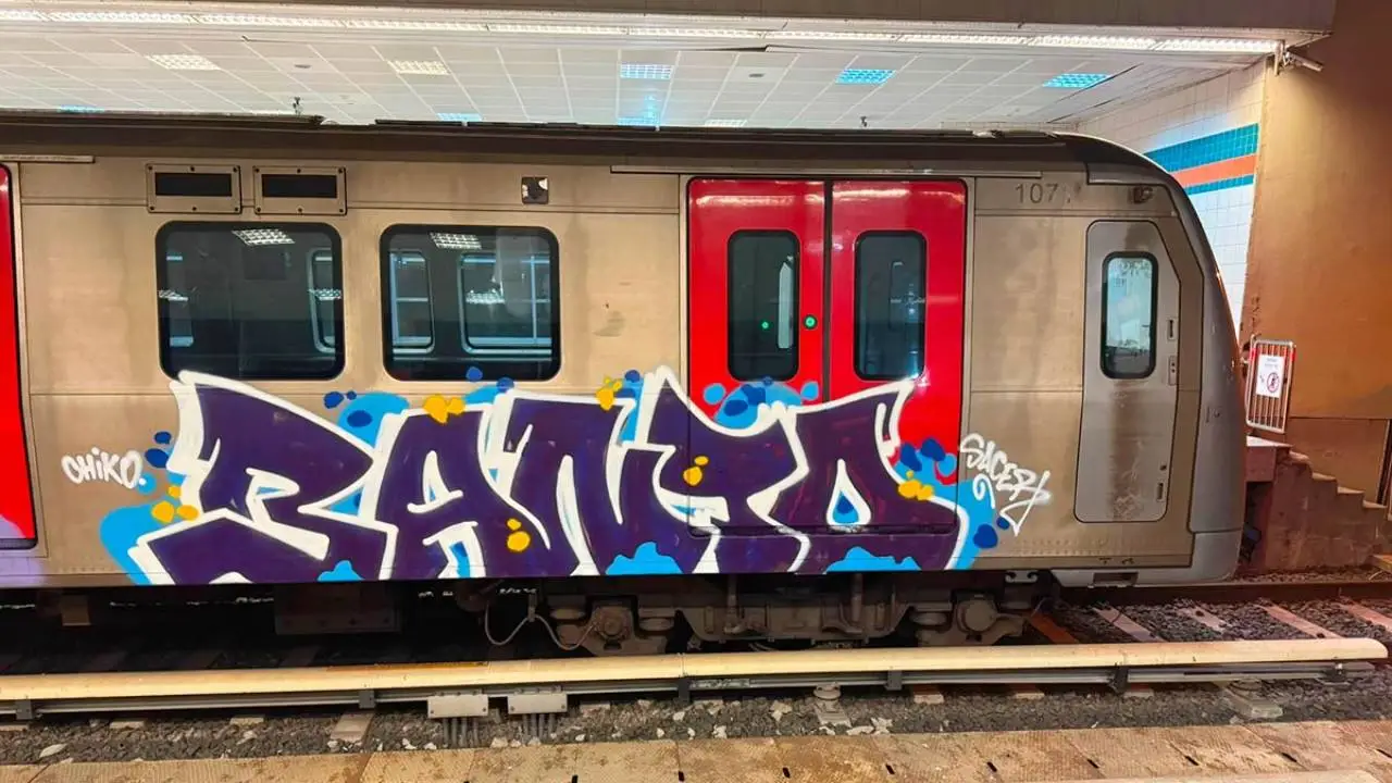 Sincan’da metro vagonlarına dev grafiti yaptılar: Kameralar kaydetti