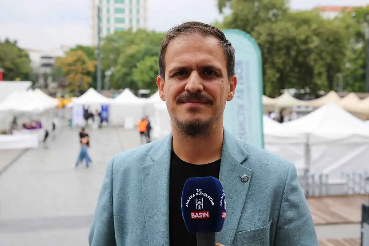 Dergi Fuarı Sorumlusu ve yazar Turan Duman