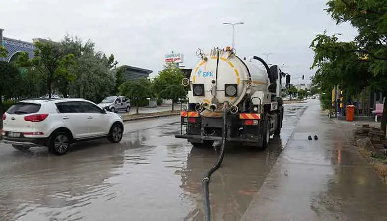 Keçiören'de sel sonrası yoğun mesai