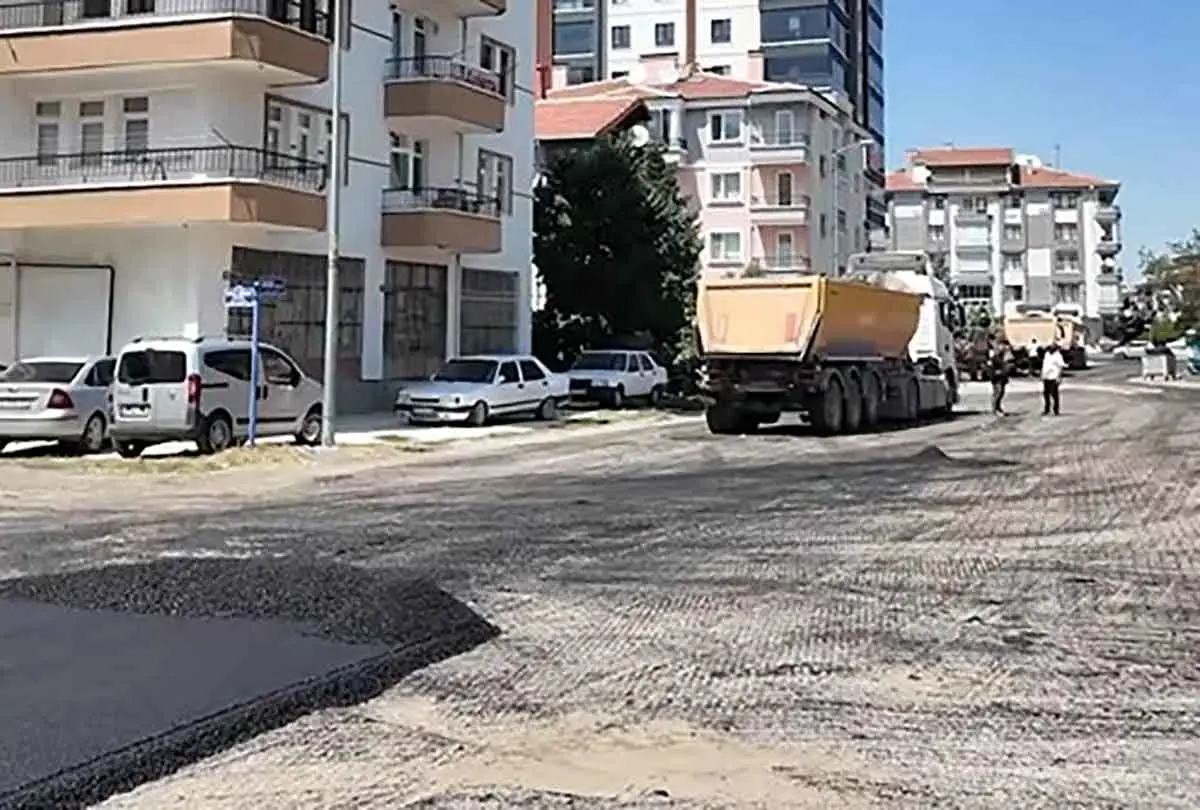 Çubuk'ta sıcak asfalt çalışmaları hız kesmeden sürüyor