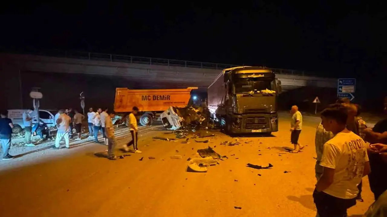 Sincan'da hafriyat kamyonu tıra çarptı